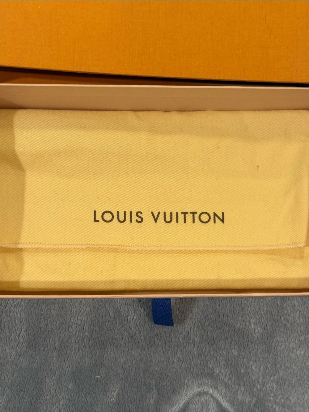 LV long snap wallet in very good condition, barely used. With box & dustbag